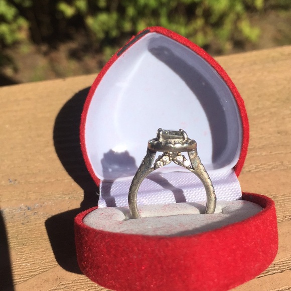 1.75 carat Colorless/white moissanite Halo ring - Picture 4 of 8